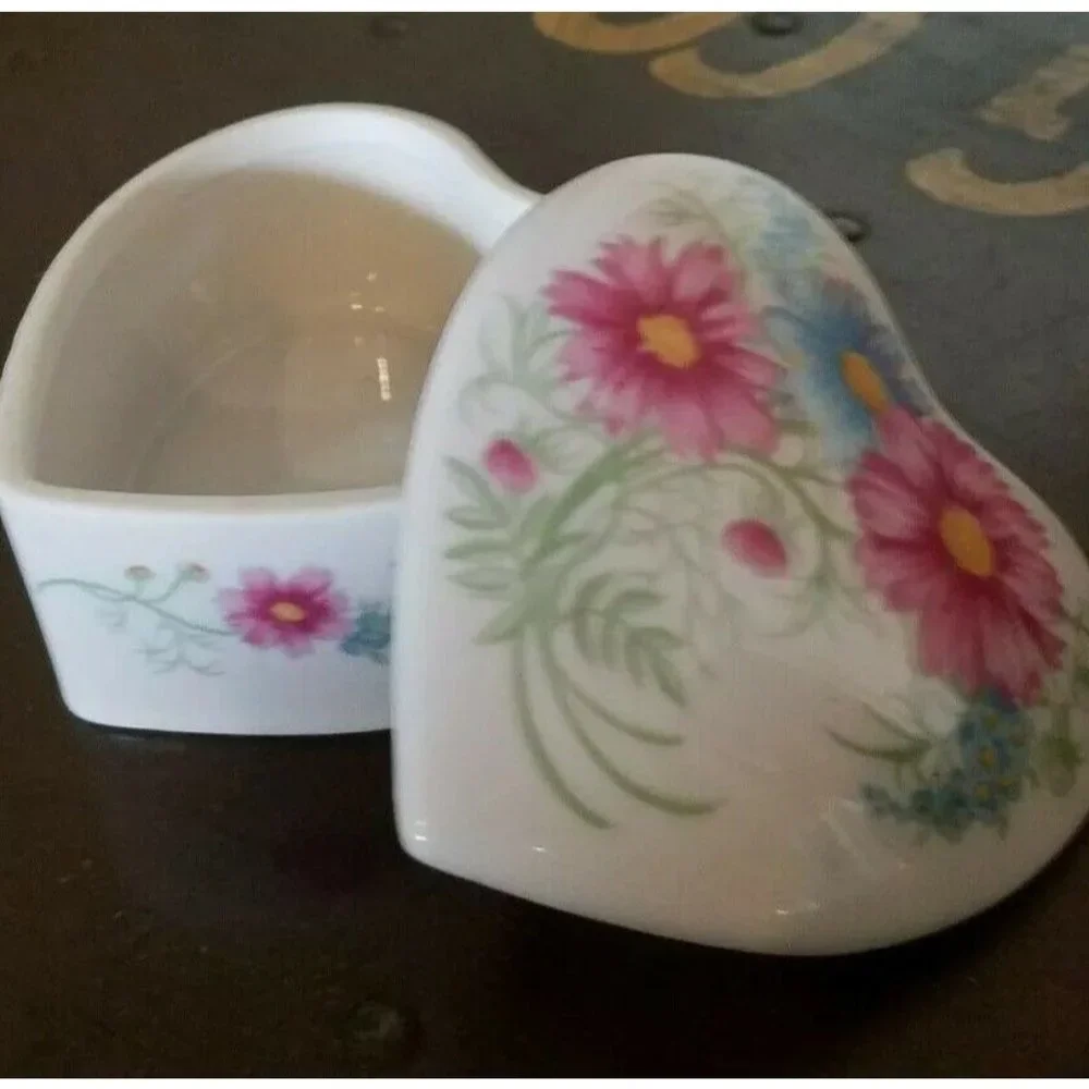 Vtg Elizabeth Arden Porcelain Heart Trinket Box Flowers Japan